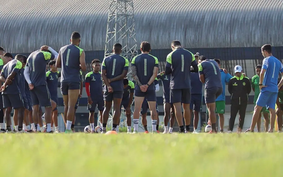 Jugadores de San Antonio antes de empezar su último entrenamiento en Villa Tunari. Foto: Club San Antonio