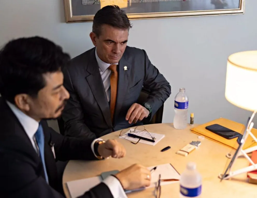 El presidente Rodrigo Paz, junto al ministro de la Presidencia, Fernando Aramayo, trabajando en Estados Unidos. Foto: Rodrigo Paz