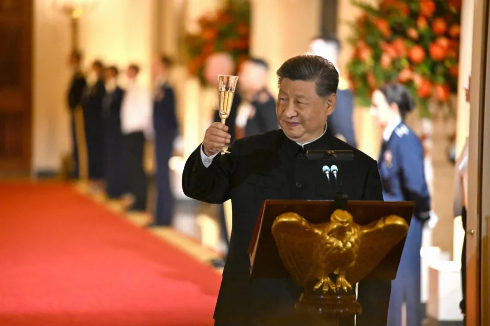 El presidente de China, Xi Jinping, pronuncia un discurso mientras él y el presidente de Estados Unidos, Donald Trump, intercambian brindis en la cena de Estado en el Salón Este de la Casa Blanca. Foto: EFE