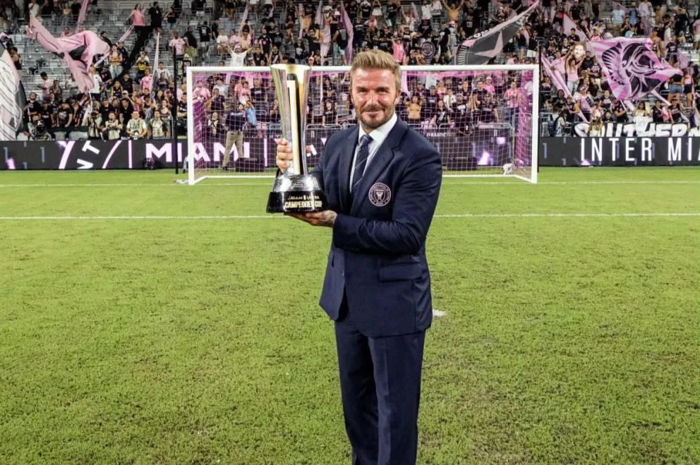 Beckham con un trofeo del Inter Miami. Foto: David. Beckham.