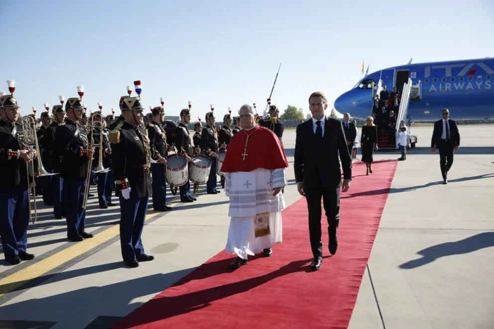 El presidente francés, Emmanuel Macron, recibe al papa León XIV en el aeropuerto de Orly. Foto: EFE