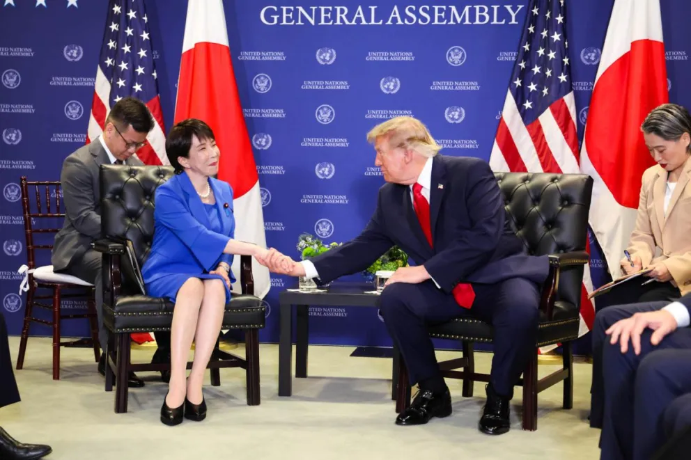 La primera ministra japonesa, Sanae Takaichi (i), abordó este miércoles con el presidente estadounidense, Donald Trump (d), asuntos relacionados con China, un día antes de la llegada a Estados Unidos del líder chino, Xi Jinping. Foto: EFE 