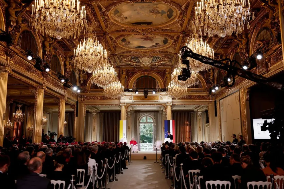 El presidente francés, Emmanuel Macron, pronuncia un discurso junto al papa León XIV durante una reunión con autoridades, miembros de la sociedad civil y el cuerpo diplomático en el Palacio del Elíseo en París, Francia.Foto: EFE