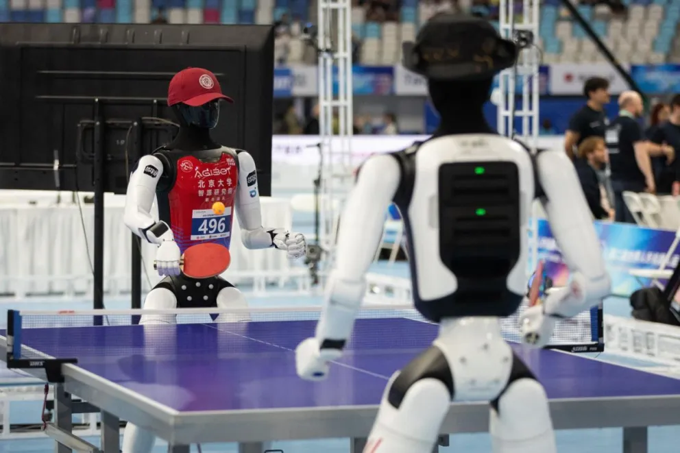 Dos robots compiten en tenis de mesa durante los Juegos Robóticos que se disputaron en Pekín en agosto. Foto: EFE