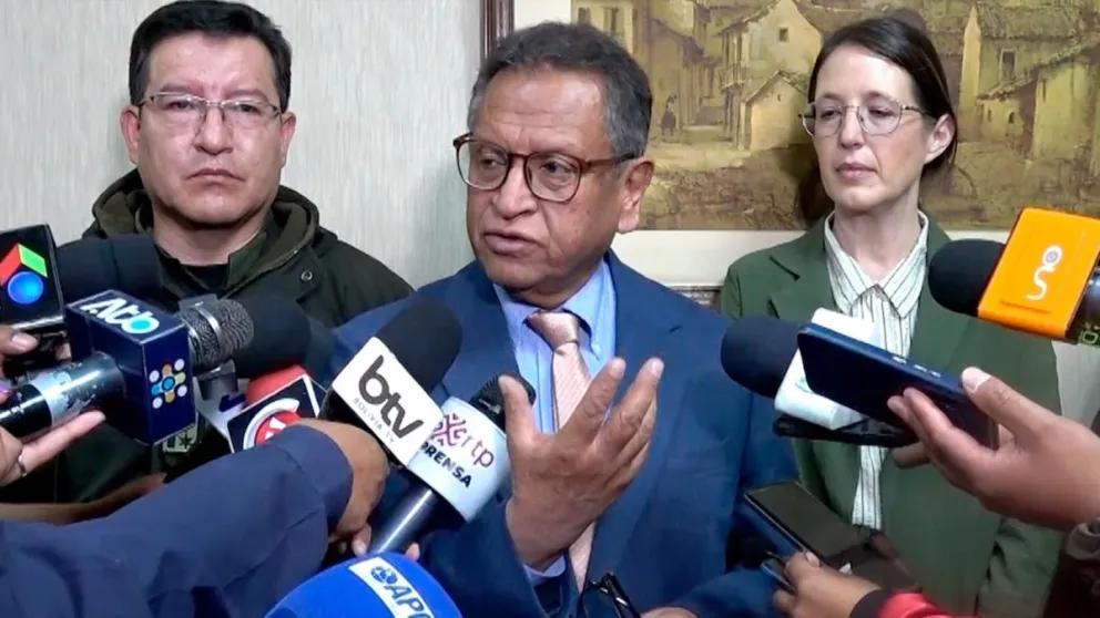El ministro Marco Antonio Oviedo, en contacto con la prensa. Foto: Gobierno 