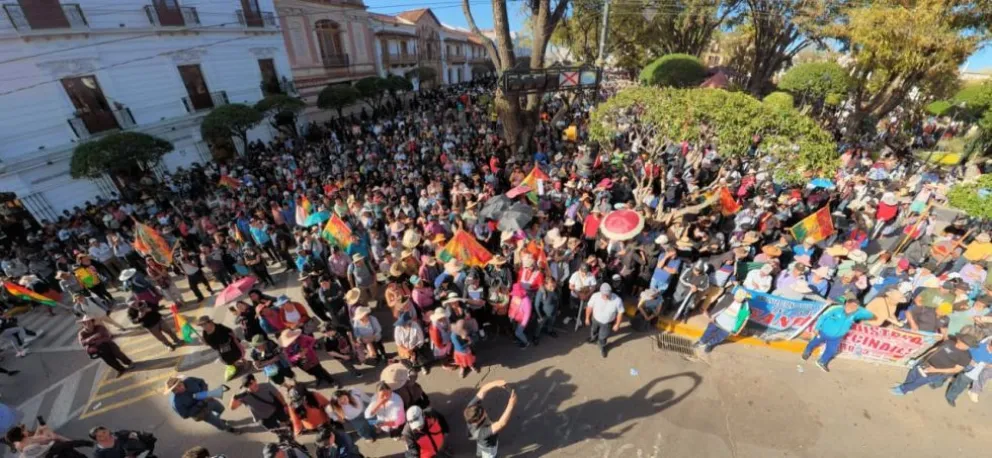 Una multitudinaria marcha se concentró en la plaza 25 de Mayo. Foto: Correo del Sur