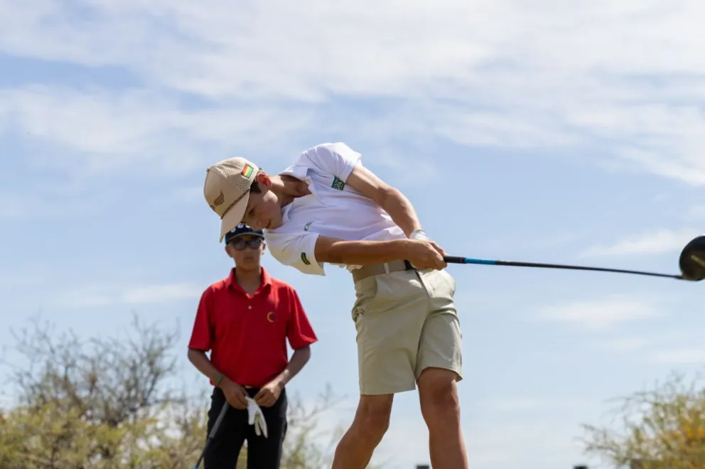 Monasterio golpea la pelota durante el torneo. Foto: Prensa Fesgolf.