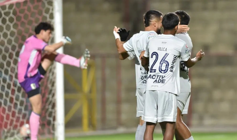 Jugadores de Aurora celebran el gol de la victoria. A la izquierda, el golero Santiago Paz muestra su molestia. Foto: Agencia Marka Registrada