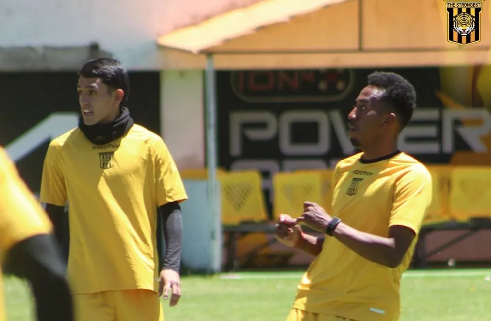 Salvatierra (izq.) y Arrascaita, en plena práctica atigrada. Foto: Club The Strongest.