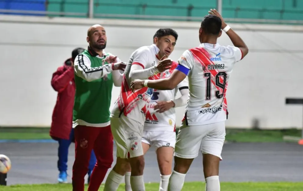 Orellana (centro) celebra su gol junto a sus compañeros. Foto: Agencia Marka Registrada.