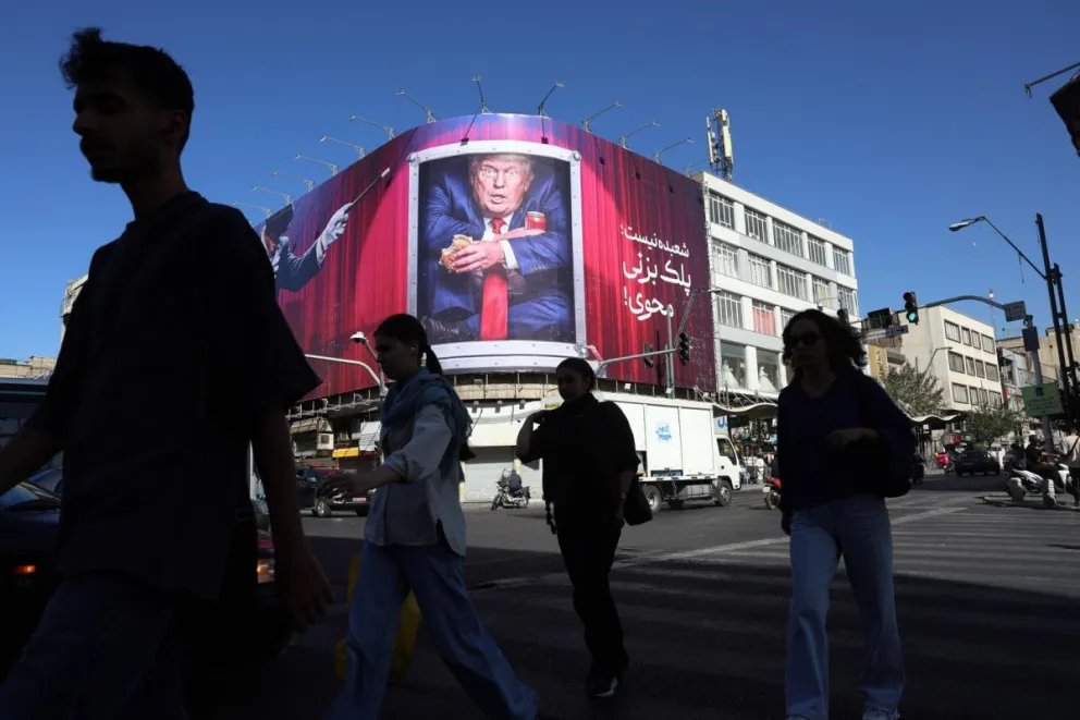 Iraníes pasan ante una valla publicitaria anti-Trump en una calle de Teherán, Irán, el pasado miércoles 23 de septiembre de 2026. Foto: EFE