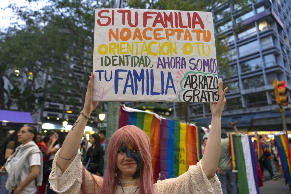 Una persona sostiene un cartel en una marcha por la diversidad de los colectivos LGTBI. Foto: EFE