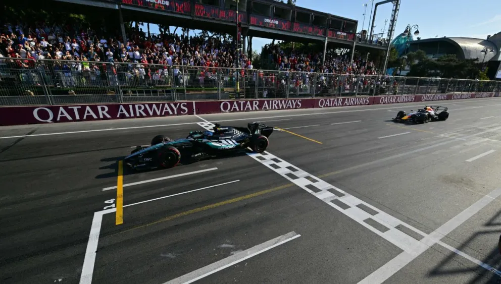 George Russell, al mando de su Mercedes, cruza la meta unos metros por delante de Max Verstappen (Red Bull). Crédito: Formula 1