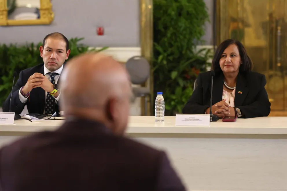 La jefa de la delegación opositora, Dinorah Figuera (d), participa durante la segunda ronda del diálogo entre el chavismo y la oposición. Foto: EFE