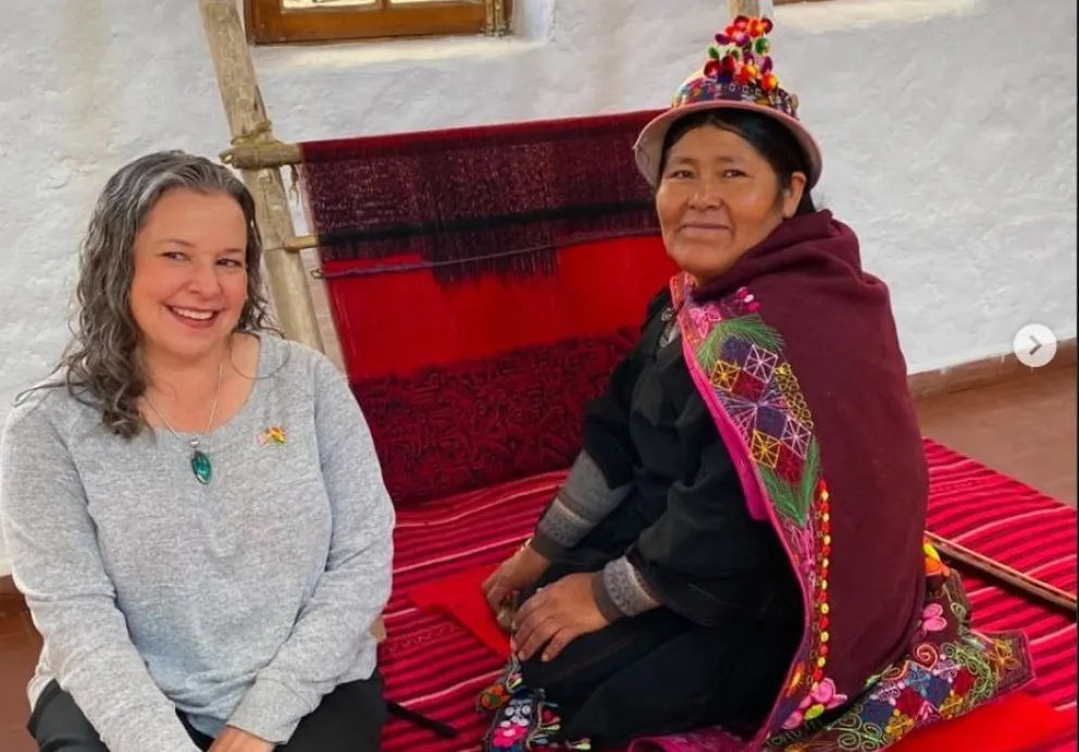 Amanda Porter junto a una habitante de una zona rural de Sucre, en una fotografía de archivo publicada por la Embajada de EEUU en su cuenta en Instagram.
