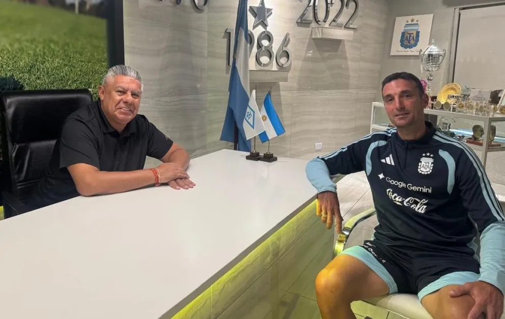 Lionel Scaloni, técnico de la selección argentina, en su reunión con el presidente de AFA, Claudio Tapia. Crédito: Selección Argentina