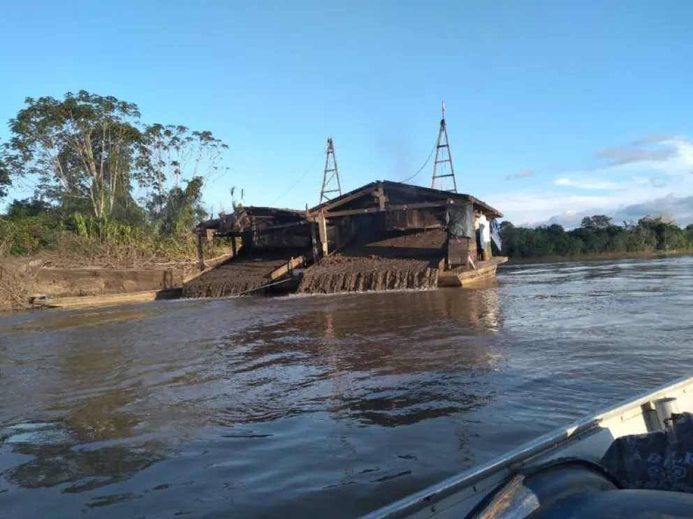 Una draga en el río Madre de Dios, en Pando. Foto ODPIB