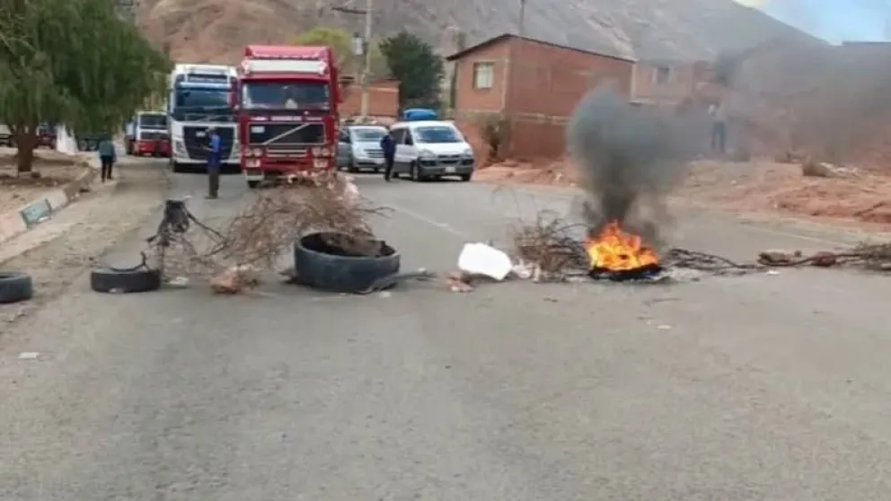 El bloqueo en la carretera Potosí - Oruro. Foto: RRSSS/Facebook