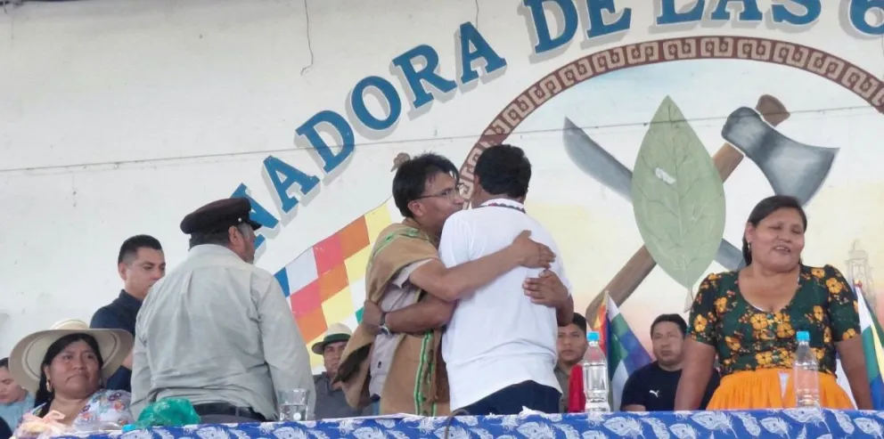 Nilton Condori y Evo Morales en el ampliado en Lauca Ñ, Cochabamba. Foto: RKC