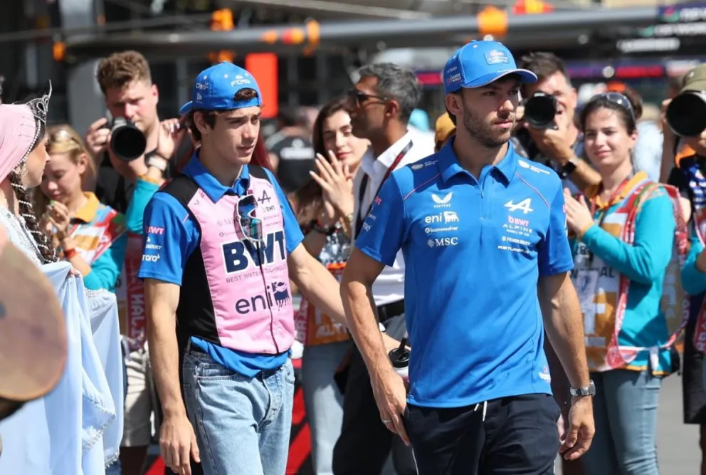 Franco Colapinto, el piloto argentino del equipo Alpine, camina por detrás de su compañero Pierre Gasly. Foto: EFE