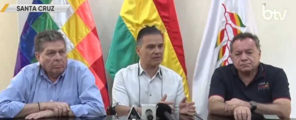 Los ministros de Hidrocarburos, Marcelo Blanco y de Defensa, Ernesto Justiniano, junto al dirigente de los empresarios cisterneros, Sergio Kosky, en conferencia de prensa. Foto ABI