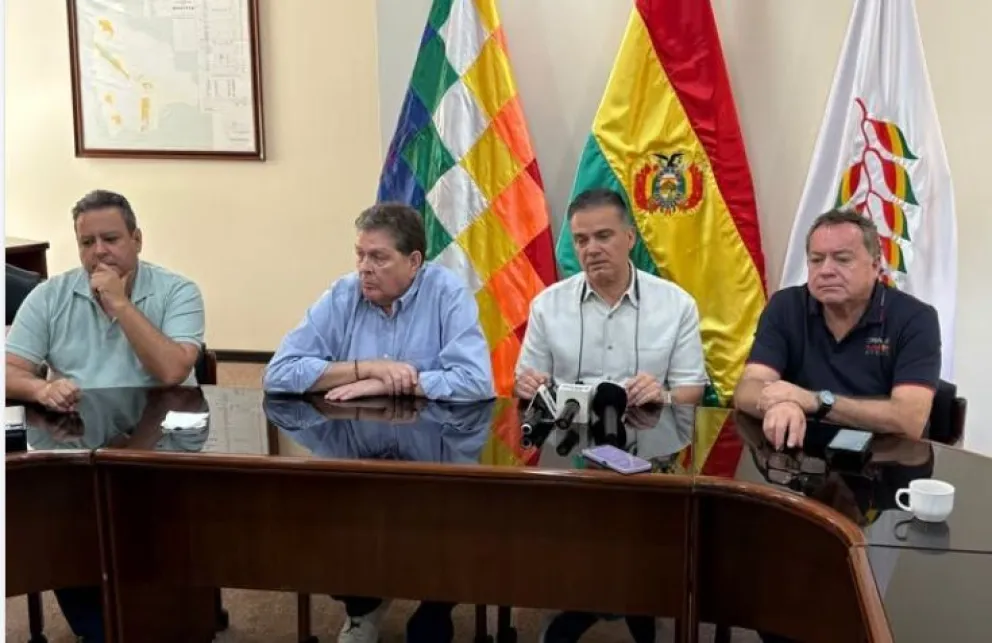 Los ministros de Hidrocarburos, Marcelo Blanco y de Defensa, Ernesto Justiniano, junto al dirigente de los empresarios cisterneros, Sergio Kosky, en conferencia de prensa. Foto dtv