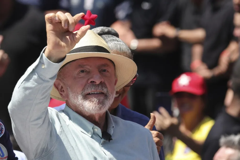 El presidente de Brasil y candidato a la reelección, Luiz Inácio Lula da Silva, participa durante un acto de campaña este sábado en el barrio São Miguel Paulista, en la zona este de la ciudad de São Paulo (Brasil). Foto: EFE