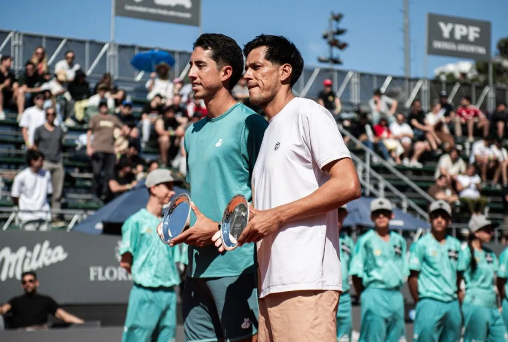 Murkel Dellien (izq.) y Federico Zeballos muestran sus trofeos. Crédito: Prensa AAT