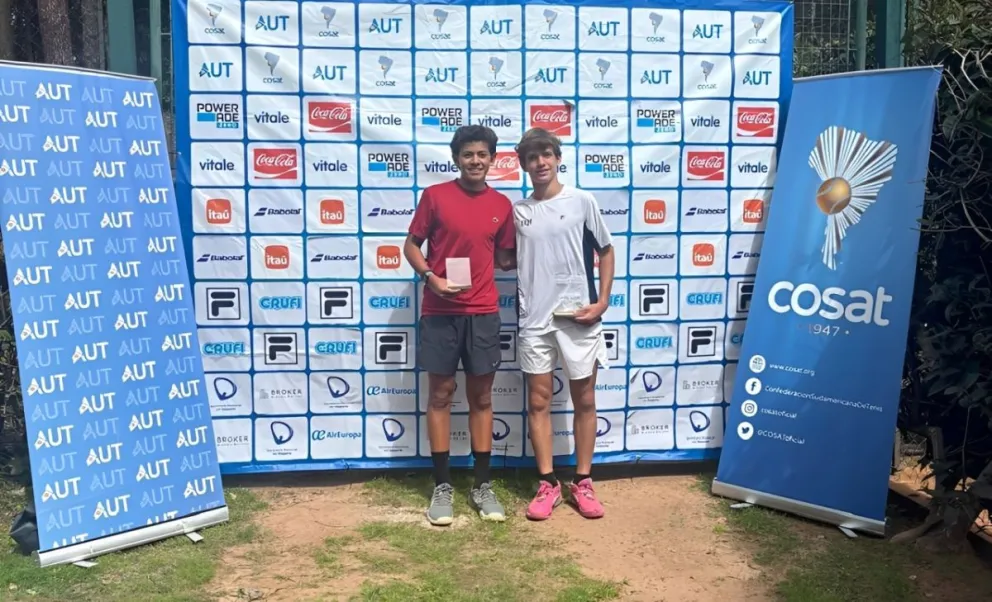 El boliviano Sebastián Chang (izq.) junto al brasileño Miguel Ferraz. Crédito Federación Boliviana de Tenis
