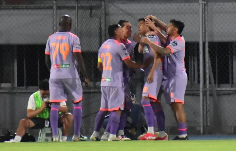 Jugadores de FC Universitario festejan su primer gol convertido por José Antonio Pinto. Crédito: Agencia Marka Registrada