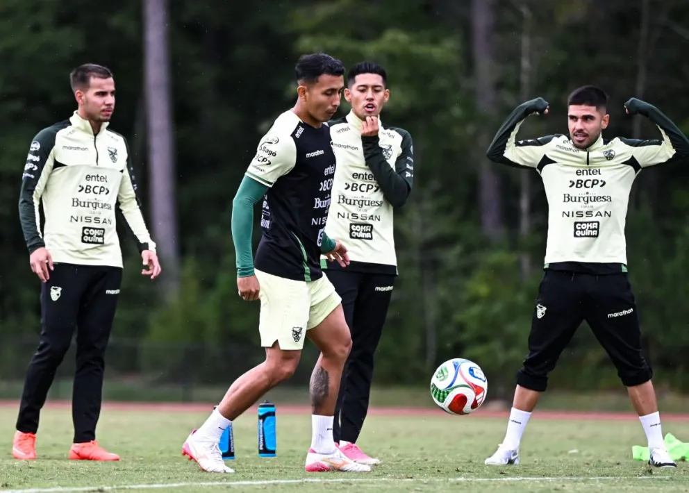 Roberto Carlos Fernández (centro) controla la pelota. Lo observan Robson Matheus, Ramiro Vaca y Carlos Melgar. Foto: La Verde - FBF
