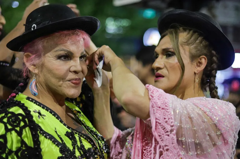Personas que pertenecen a la comunidad LGTBI en Bolivia participan en una marcha, por la "revolución" de sus derechos y en rechazo a la discriminación de la sociedad, en La Paz (Bolivia). Foto: EFE