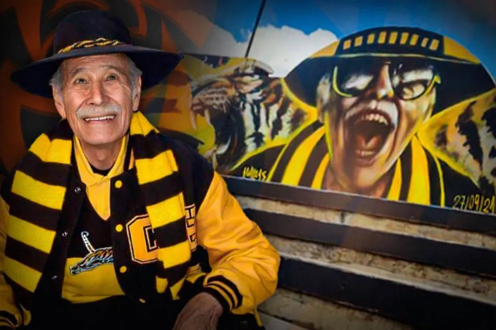 El "Chupa" Riveros, junto a un mural que el club hizo pintar en la curva sur del estadio de Achumani. 