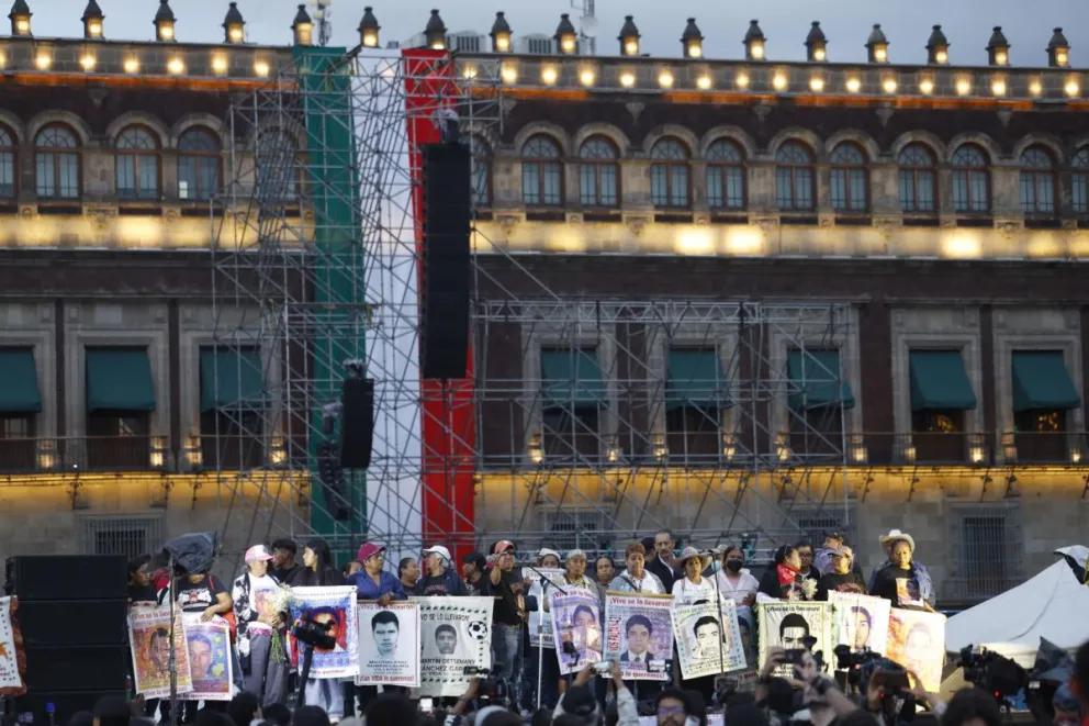Personas participan en el aniversario 12 de la desaparición de 43 estudiantes de Ayotzinapa, este sábado en Ciudad de México (México). Foto: EFE