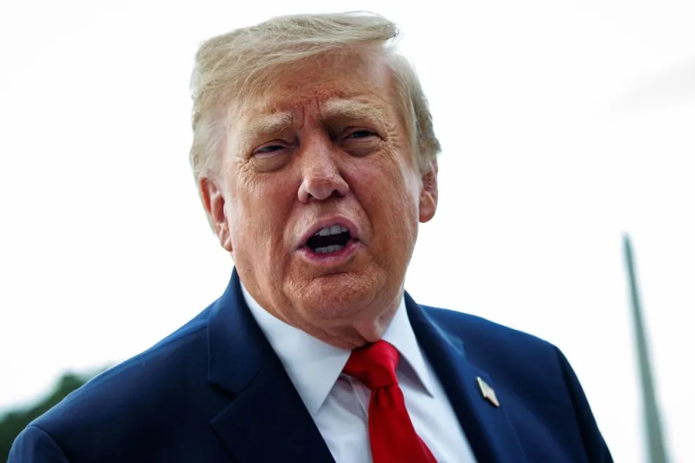 El presidente de EE.UU., Donald Trump, habla con miembros de la prensa antes de partir del nuevo helipuerto South Lawn en el Marine One en la Casa Blanca en Washington, DC, EE.UU. Foto: EFE
