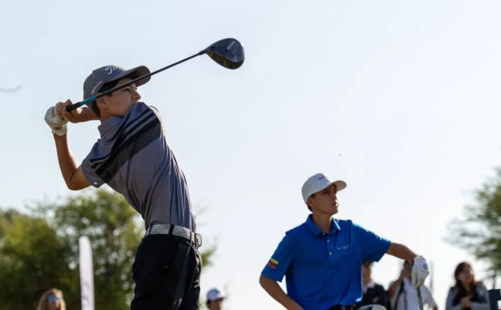 Monasterio, tras golpear la pelota en el torneo. Foto: Prensa Fesgolf.