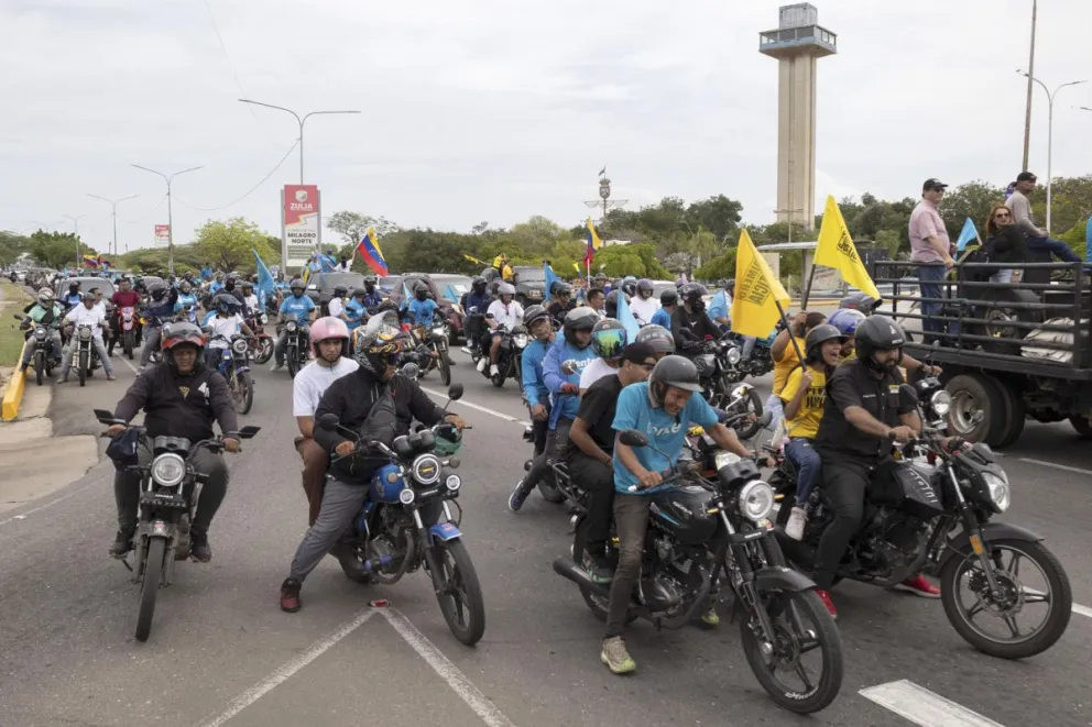 Personas participan en una caravana en apoyo a la líder y premio nobel de la paz 2025, María Corina Machado, este domingo en Maracaibo (Venezuela). Foto: EFE