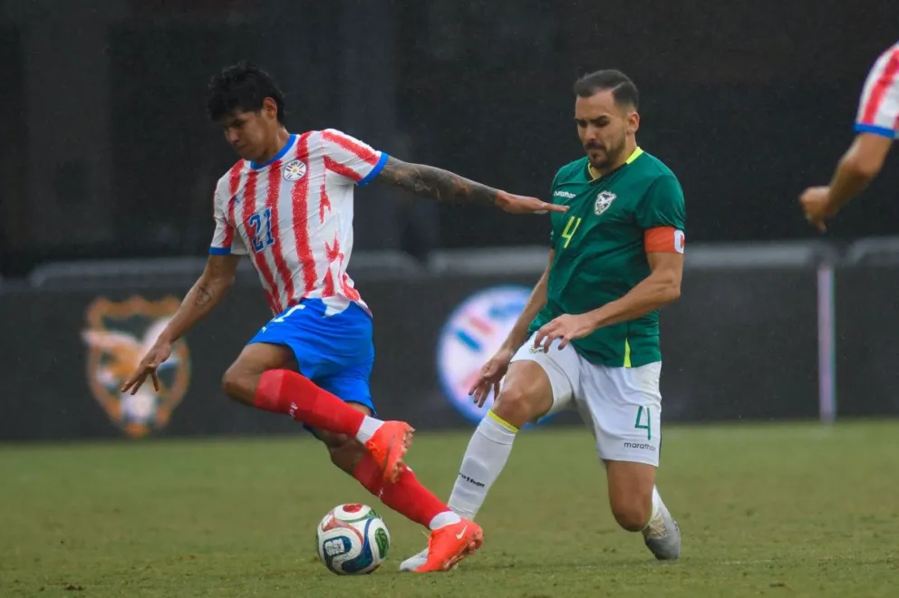 Haquin (der.) marca a Morales. Foto: FBF.