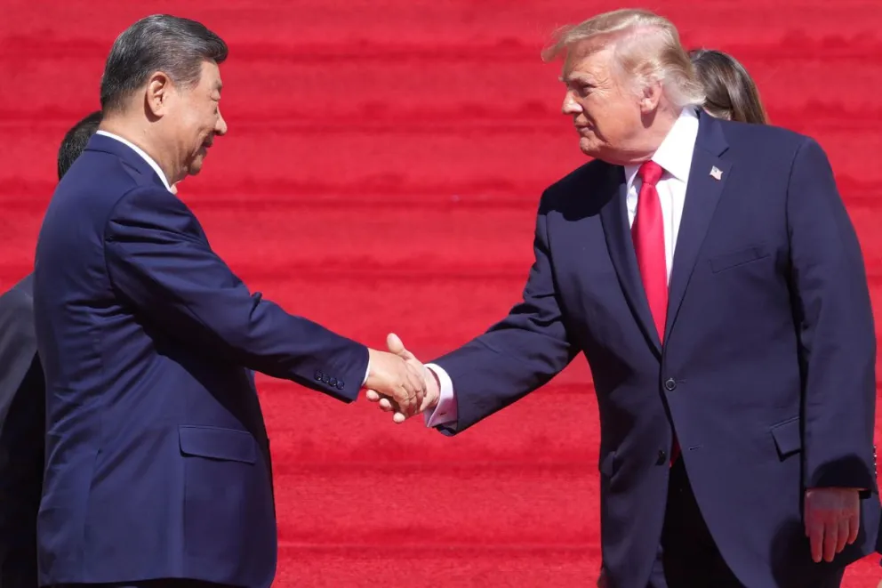 El presidente chino Xi Jinping (izq.) saluda a su homólogo estadounidense, Donald Trump, durante su visita a los Archivos Nacionales de EE. UU. en Washington, Estados Unidos, el 25 de septiembre de 2026. Foto: EFE