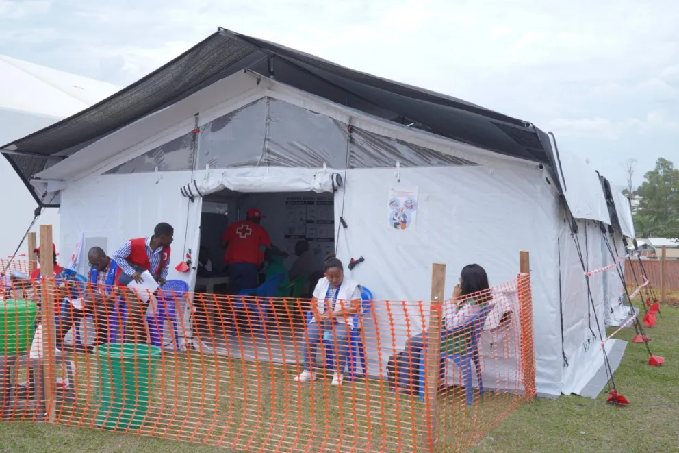 Personal médico espera para recibir la vacuna Ervebo contra el ébola en un centro de tratamiento en Bunia, Ituri, República Democrática del Congo, el pasado 19 de septiembre de 2026. Foto: EFE/