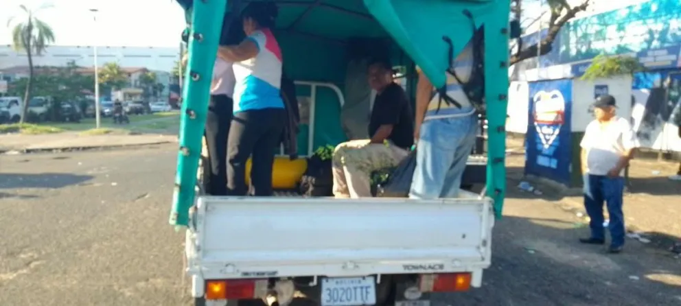 Las personas en Santa Cruz se trasladan en camiones ante el paro del transporte en una imagen referencial. Foto: DTV