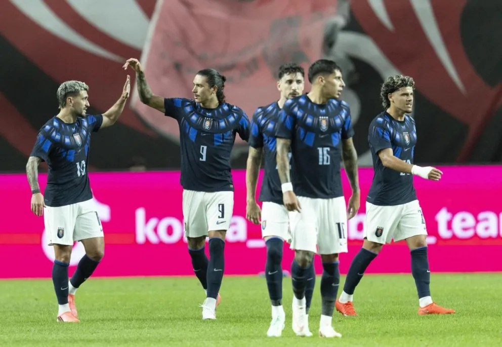 Giorgian De Arrascaeta y Darwin Núñez, a la izquierda, celebran el segundo gol de Uruguay. Foto: EFE