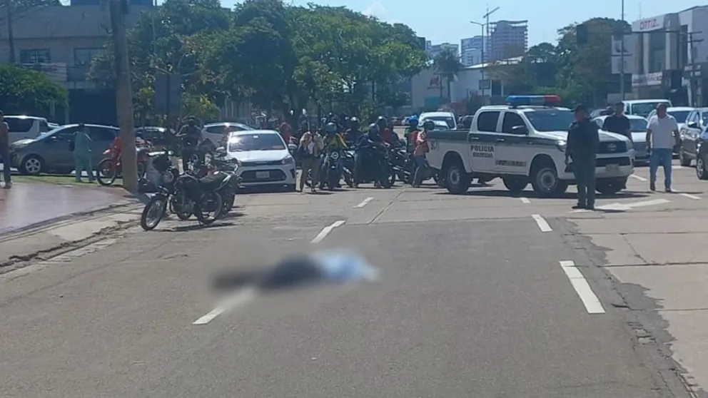 El hombre acribillado en la avenida Mutualista en Santa Cruz. Foto: El Deber/RRSS