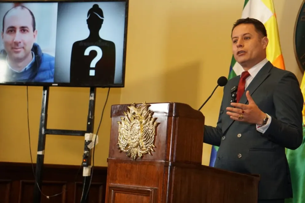 El vicepresidente Edmand Lara presenta el nuevo audio sobre Cerimedo. Foto: APG