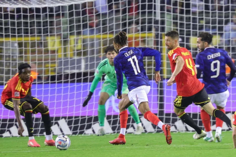 El francés Olise (11) convierte el gol de la victoria. Foto: EFE.
