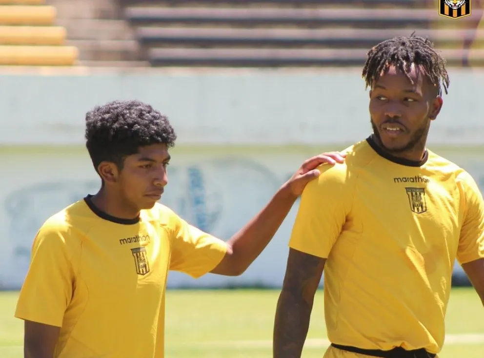 Jovani Welch (der.), junto a uno de los juveniles del plantel, en uno de los últimos entrenamientos del Tigre. Foto: Club The Strongest