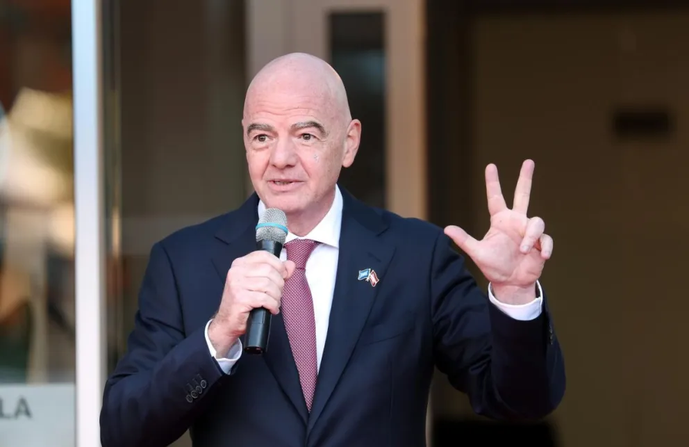 El presidente de FIFA, Gianni Infantino, en una visita a la Asociación de Fútbol de Letonia en Riga. Foto: FIFA