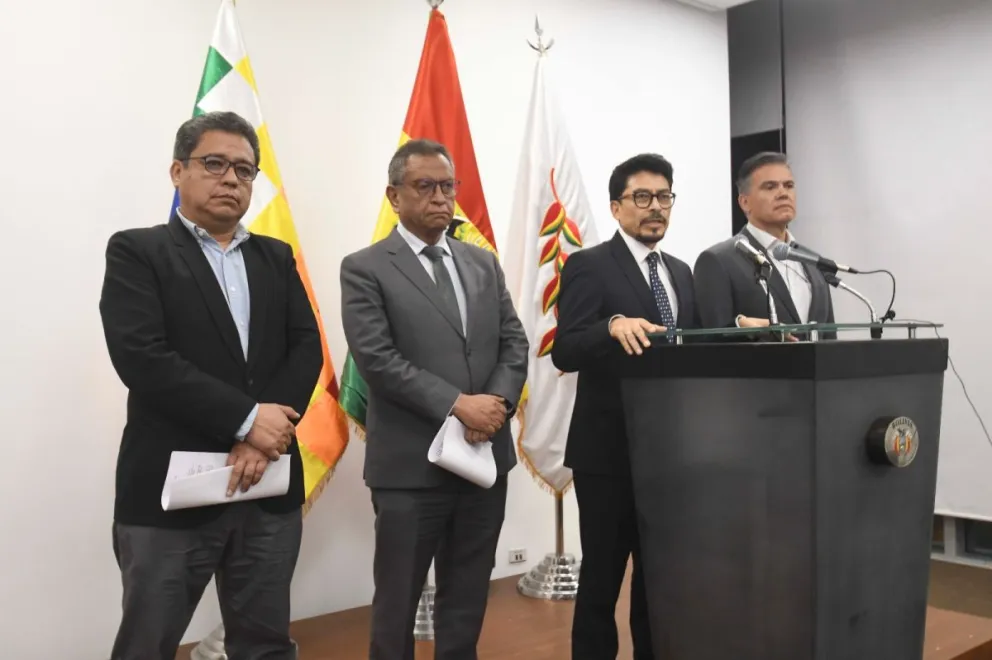 El vocero presidencial, José Luis Gálvez, y los ministros de Gobierno, Marco Antonio Oviedo, de la presidencia, Fernando Aramayo y de Defensa, Ernesto Justiniano, en conferencia de prensa. Foto APG