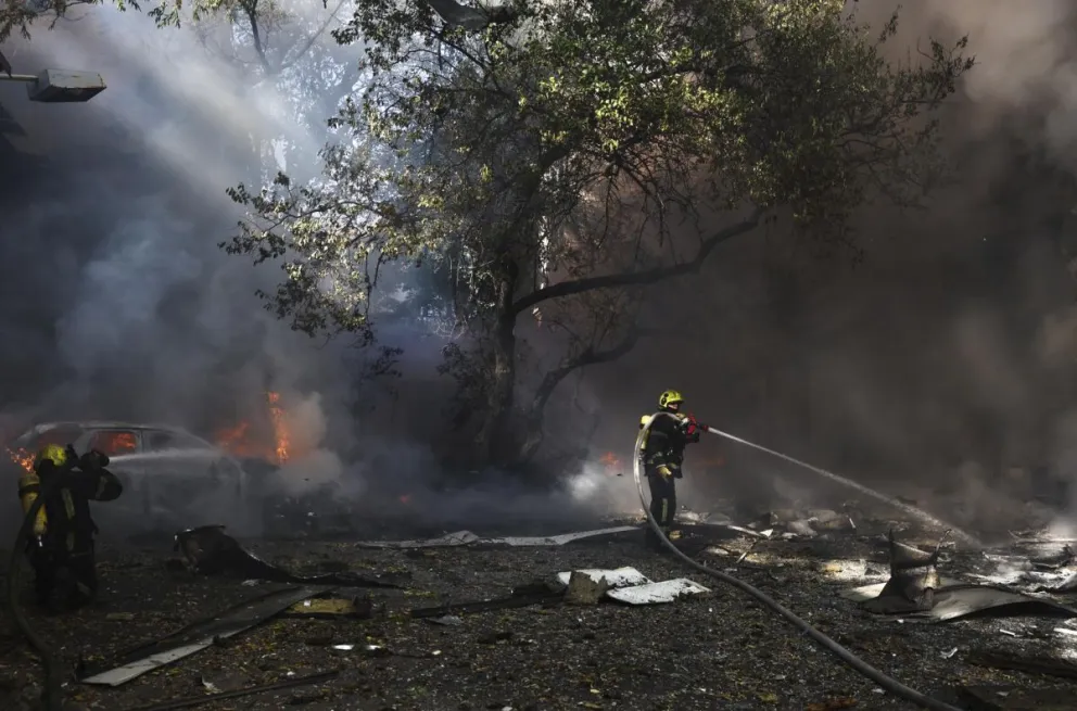 Equipos de rescate ucranianos trabajando en el lugar de un ataque ruso contra un centro médico en el centro de Kiev, Ucrania. Foto: EFE