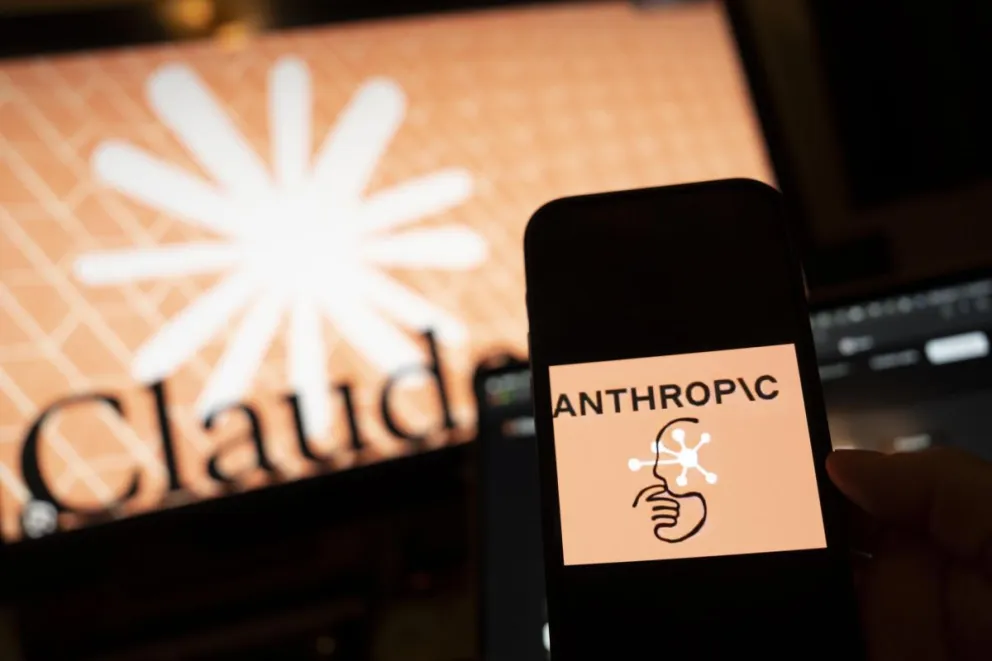 Una persona sosteniendo un teléfono con el logotipo compañía Anthropic en Nueva York (Estados Unidos). Foto: EFE